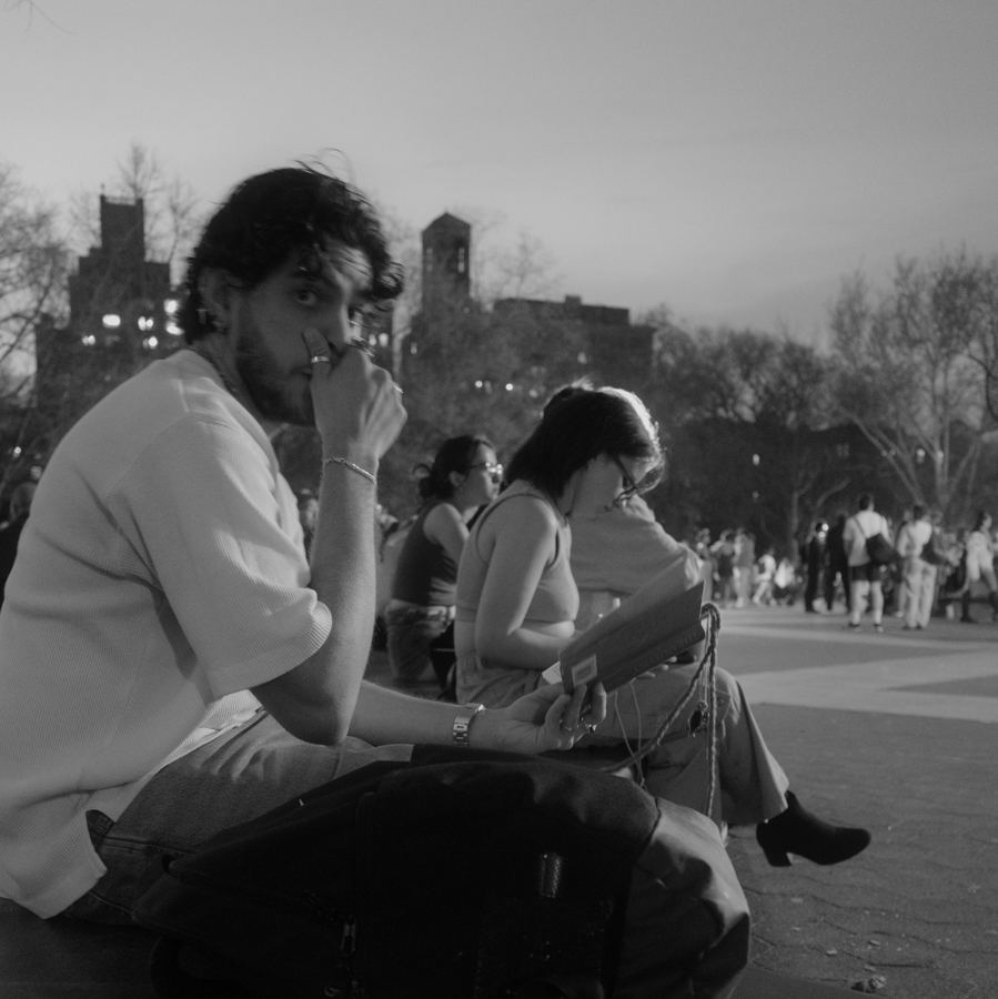 Black-and-white documentary photograph R0000275