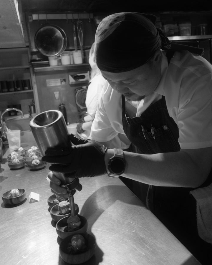Black-and-white documentary photograph R0000323