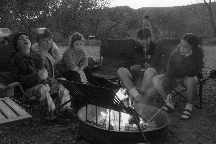 Black-and-white documentary photograph R0000434