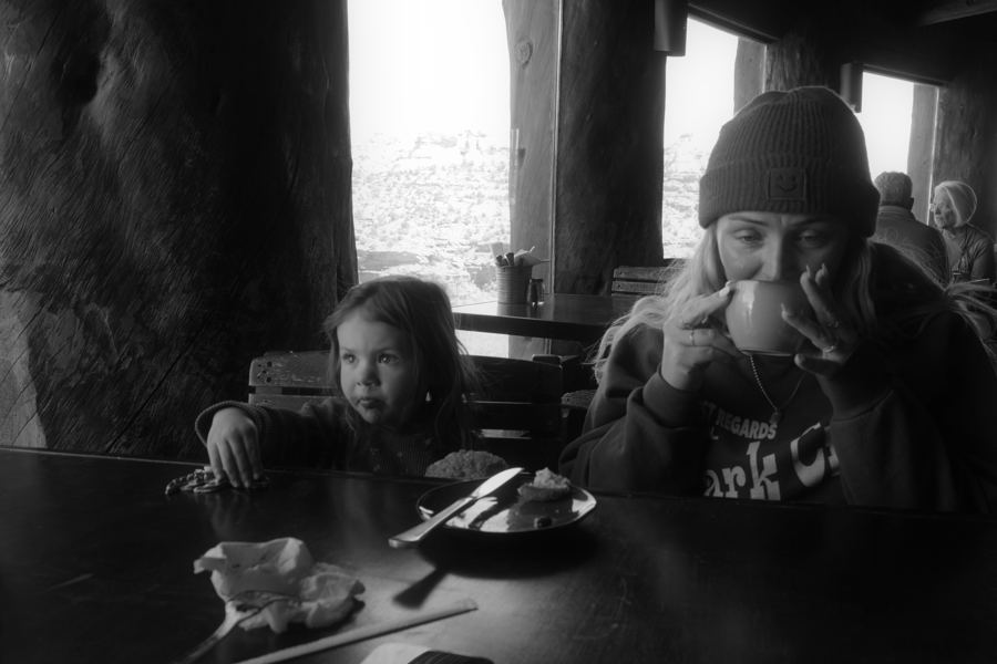 Black-and-white documentary photograph R0000604